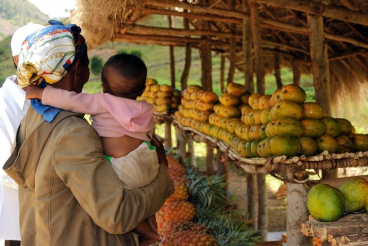 female-holding-her-child-in-her-arms-on-farmer-market-in-farafangana-madagascar-725x485