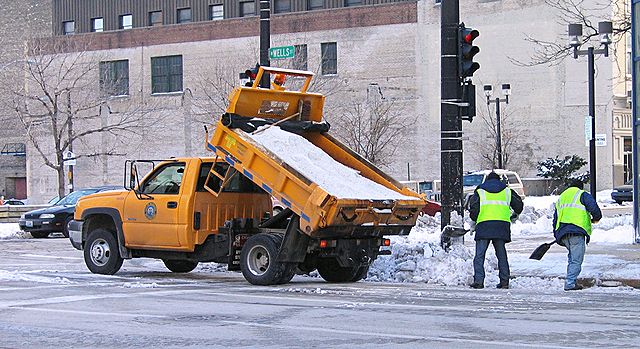 640px-Salt_truck_Milwaukee