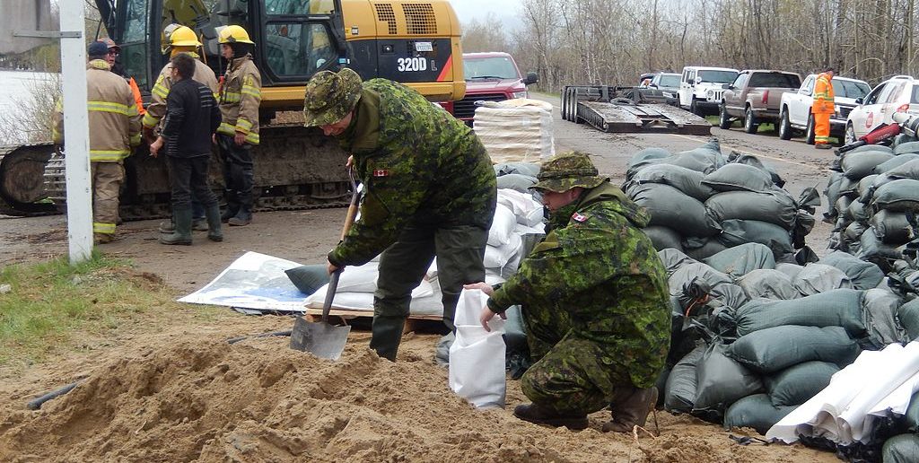 Soldats remplissant des sacs de sables à Yamachiche en mai 2017.