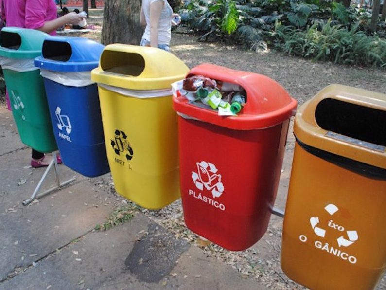 5 bin waste option in front of the Museu do Afrobrasil in Ibirapuera Park, São Paulo. Options: (l to r) Glass, Paper, Metal, Plastics and Organics