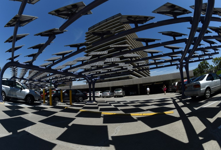  AFP/Archives / MARK RALSTON Parking de Los Angeles couvert de panneaux solaires qui génèrent de l'électricité pour des bureaux en face, le 4 août 2015